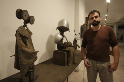 L’artista basc Álvaro Ledesma exposa al Cercle de Belles Arts les seues particulars ‘marionetes’.