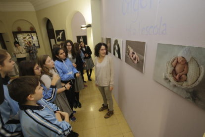 El artista vasco Álvaro Ledesma expone en el Cercle de Belles Arts sus particulares ‘marionetas’.