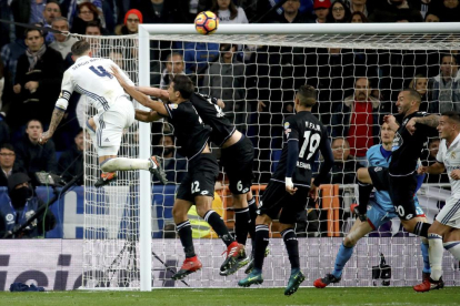 Un gol de Sergio Ramos a la salida de un córner volvió a dar los tres puntos al Madrid en el añadido.