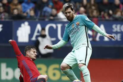 Luis Suárez celebra amb Messi i Arda Turan el primer gol blaugrana.