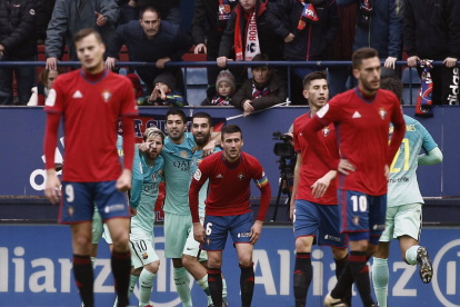 Luis Suárez celebra amb Messi i Arda Turan el primer gol blaugrana.