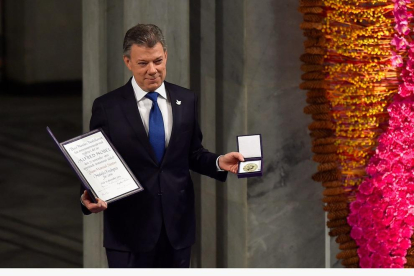 El presidente colombiano con el premio y la medalla conmemorativa, ayer en la capital noruega.