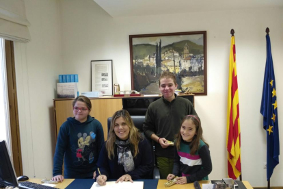 Los tres alumnos junto a la alcaldesa de Vilaller.