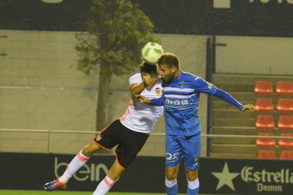 Cristian Alfonso, envoltat de jugadors valencianistes, va passar pràcticament desapercebut durant el partit.