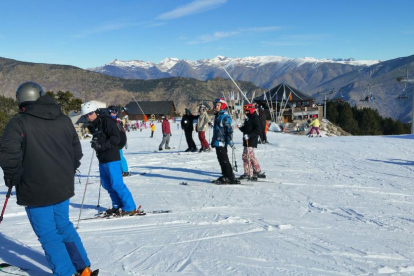 Esquiadors ahir a Baqueira, que ha obert mig centenar de pistes.