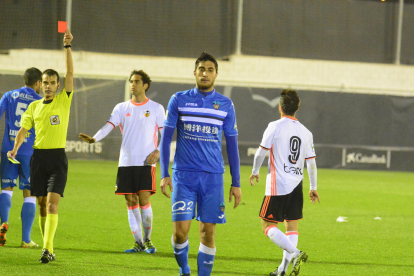 Fran Moreno, que estuvo desafortunado en la línea general del equipo, lucha por el balón con un defensa del Valencia Mestalla.