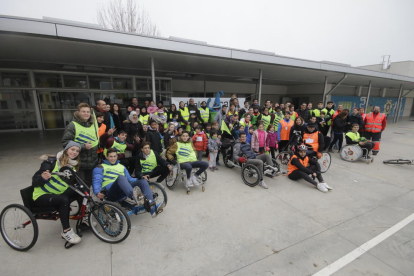 El col·legi Riu Segre va acollir ahir diverses activitats, com ara una ruta inclusiva.