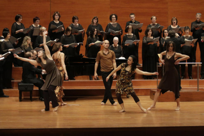 Bailes y coros ayer con el Cor de Cambra del Auditori Enric Granados de Lleida. 