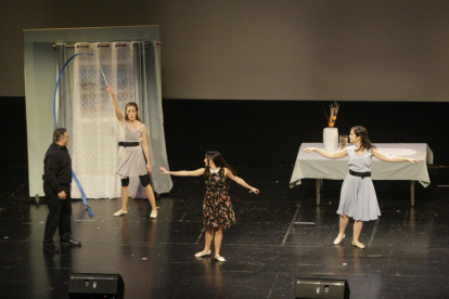 Bailes y coros ayer con el Cor de Cambra del Auditori Enric Granados de Lleida. 