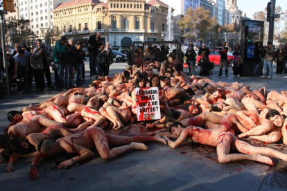 Participantes en la protesta de ayer contra el sacrificio de animales para comerciar con su piel.