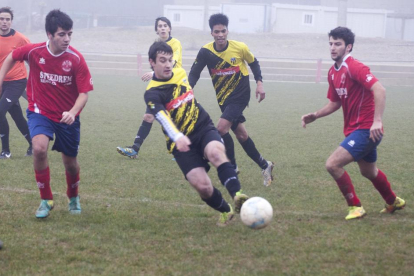 En esta imagen se observa como un jugador del Rialp (camiseta amarilla y negra) intercepta un pase.