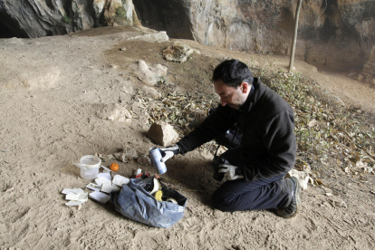 Josep Maria Bosch va visitar ahir la Cova del Tabac, d’on van retirar algunes de les restes de botelles i altres escombraries d’incívics.