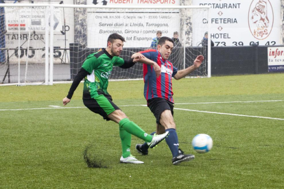 Un jugador del Cervera controla la pilota davant de l’oposició d’un defensa del Tàrrega durant el partit disputat ahir al Municipal Joan Capdevila.