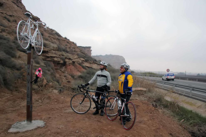 Dos ciclistes observaven ahir el monòlit en record a les víctimes a l’LP-7041 a Soses.