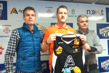 Papantoniou se enfundó ayer la camiseta del Actel Força Lleida que defenderá hasta final de temporada.