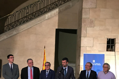 Antoni Postius, Jusèp Boya, Àngel Ros, Santi Vila, Joan Reñé i Josep Borrell ahir, durant l’acte de firma de l’acord de finançament.