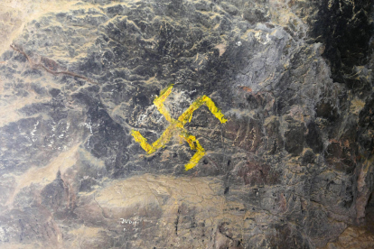 Una esvástica que apareció pintada en las paredes de la cueva. 