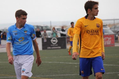 Marc Resa, a la izquierda, jugando con el Lleida en un partido ante el Barça juvenil.