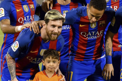 Messi y el equipo titular posó antes del partido en Doha con Murtaza.