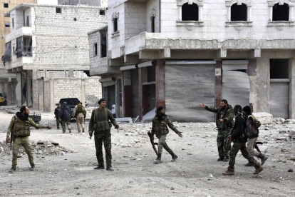 Imagen de soldados sirios patrullando un barrio de Alepo.