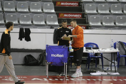 El presidente y Juampi Sutina, durante el acto de presentación.