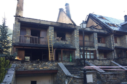 Imatge d’ahir en què es poden veure les destrosses causades en dos dels habitatges.