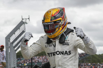 Lewis Hamilton celebra el triomf en el Gran Premi de la Gran Bretanya, que el situa a només un punt del lideratge de Sebastian Vettel.