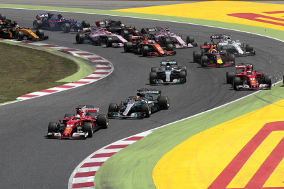 Lewis Hamilton celebra su triunfo en Montmeló, que le acerca al liderato de Vettel.