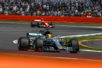 Lewis Hamilton celebra el triomf en el Gran Premi de la Gran Bretanya, que el situa a només un punt del lideratge de Sebastian Vettel.