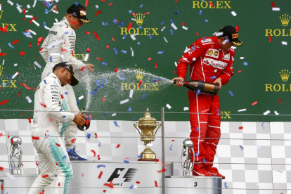 Lewis Hamilton celebra su triunfo en el Gran Premio de Gran Bretaña, que le sitúa a solo un punto del liderato de Sebastian Vettel.