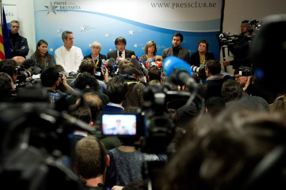 La massiva roda de premsa de Puigdemont i sis membres del seu Govern.