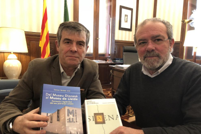 El portaveu de l’Església d’Aragó i l’advocat del bisbat oscenc, ahir a Barbastre.