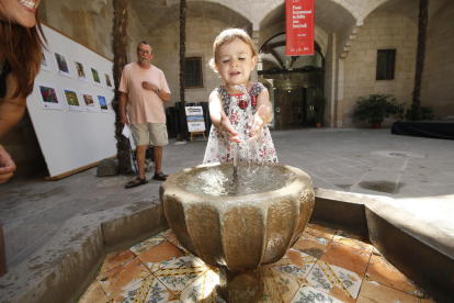 Una nena es refrescava ahir de les altes temperatures a Lleida a la font de l’IEI.