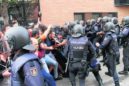 Imatge de les càrregues a la Mariola. Segons la Fiscalia, els votants van agredir els policies.