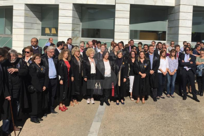 Concentració d'avocats a Lleida en rebuig per l'empresonament dels presidents d'Òmnium i ANC