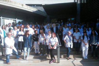 Concentración en el hospital Santa Maria de Lleida en apoyo a Jordi Cuixart y Jordi Sànchez