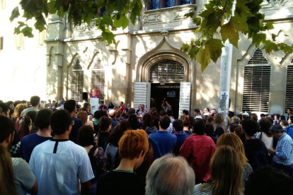 Concentración delante de el Rectorado en apoyo a Jordi Cuixart y Jordi Sànchez.
