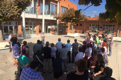 Concentració davant de l'Ajuntament de Corbins en suport a Jordi Cuixart i Jordi Sànchez.