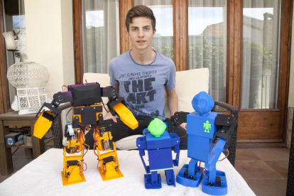 El jove de Cervera Guillem Casadesús, ahir, amb alguns dels seus projectes.