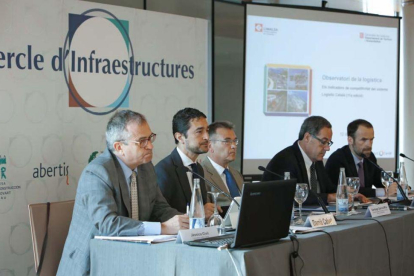 El president de CIMALSA i director de l'Institut Català del Sòl, Damià Calvet, segon per l'esquerra, presentant els Indicadors de Competitivitat de l'Observatori de la Logística 2015.