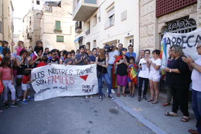 Les joves agredides (a la dreta amb samarretes blanques) ahir, durant la concentració davant l’ajuntament d’Arbeca.
