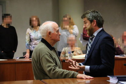 El acusado y su abogado durante el juicio en la Audiencia. 