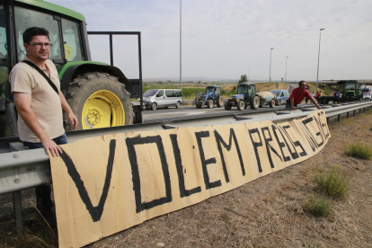 “Volem preus dignes” rezaba este cartel en la protesta de los agricultores el viernes en Soses.