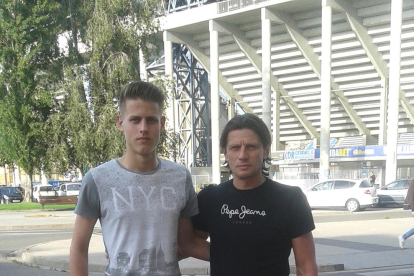 Bojan con su padre, Radosav Radulovic, junto al Camp d’Esports.
