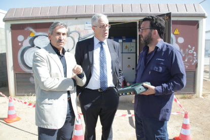 Palacín ha asistido a la colocación del primer registrador acompañado por el director de los Servicios Territoriales de Empresa y Conocimiento en Lleida, Ramon Alturo.