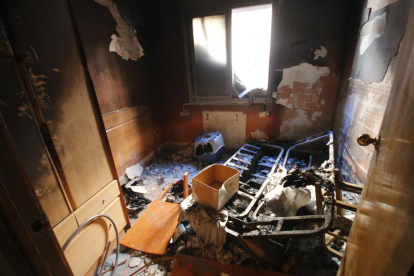 Vista de una de las estancias de un piso del inmueble donde se prendió fuego la semana pasada. 