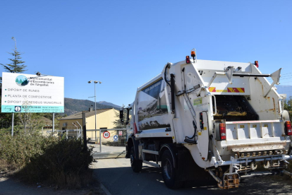 El primer camión con materia orgánica de Andorra llegando a la planta de compostaje de Benavarre, en el Alt Urgell, ayer a mediodía.
