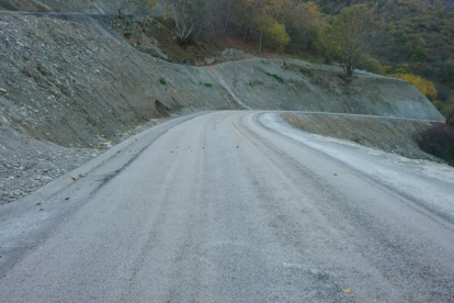 La carretera de acceso a Baiasca, prácticamente terminada a la espera de la barrera de seguridad.
