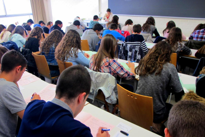 Alumnes realitzant les proves Cangur a la UdL