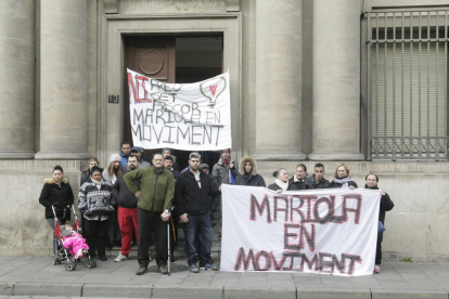 Afectados y portavoces de Mariola en Moviment, concentrados ayer delante de los Servicios Sociales. 
